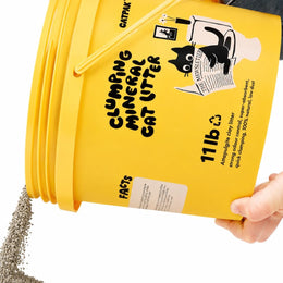 CATPAK 5kg cat litter tub held by the handle